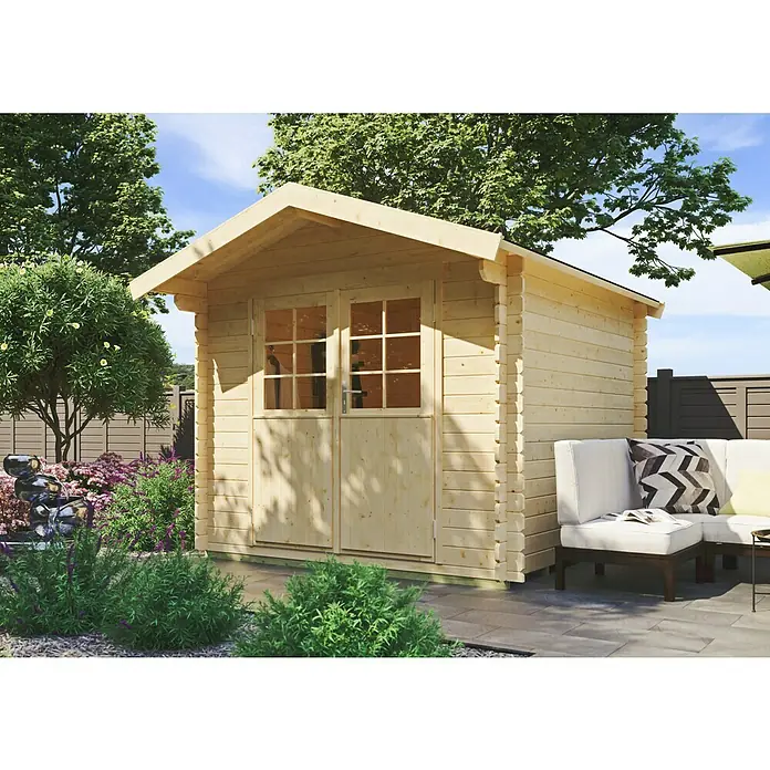 Kiehnholz Gartenhaus Vaasa - Außenmaß inkl. Dachüberstand (B x T): 280 x 300 cm, Holz, Natur - Eine hölzerne Gartenlaube mit Doppeltür und Fenstern steht neben einem weißen Sofa im Garten. Die Laube ist aus hellem Holz und hat ein Satteldach.