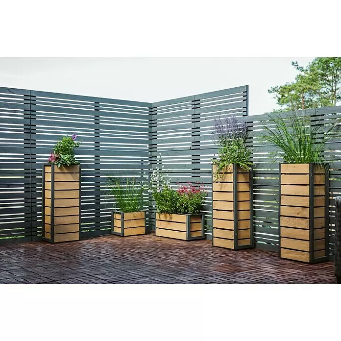 Sichtschutzelement Gotland - B x H: 179 x 179 cm - Graue Holzlamellen-Sichtschutzzäune mit passenden Pflanzgefäßen aus Naturholz auf einer Terrasse.