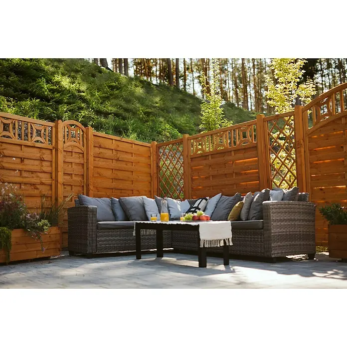 Sichtschutzelement Bern - B x H: 179 x 179 cm, Holz, Pinie - Einladende Gartenszene mit einer stilvollen Lounge-Ecke, umgeben von einem dekorativen Holzzaun und üppigem Grün.