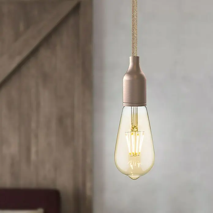 Home Sweet Home LED-Lampe Vintage Glühlampenform E27 - E27, Dimmbar, Warmweiß, 330 lm, 4 W - Nahaufnahme einer dekorativen Edison-Glühbirne mit kupferfarbener Fassung und gedrehtem Kabel.