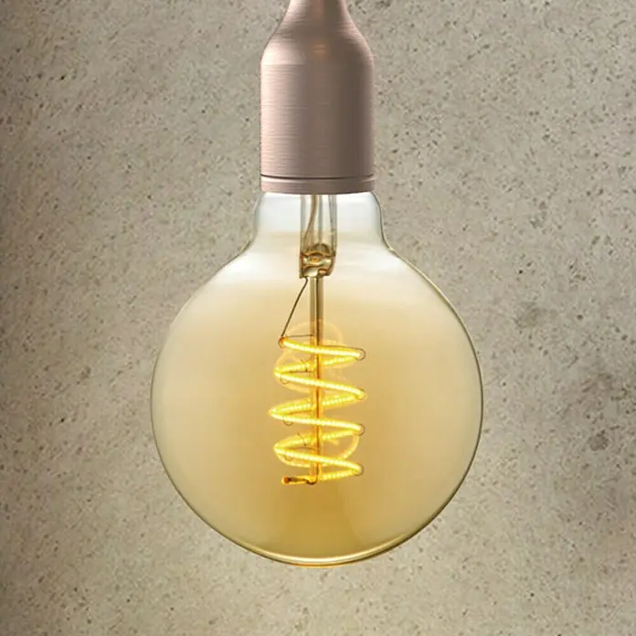 Home Sweet Home LED-Lampe Vintage Globe-Form E27 - E27, Dimmbar, Warmweiß, 280 lm, 4 W, Farbe: Gold - Nahaufnahme einer Edison-Glühbirne mit spiralförmigem Glühfaden und Roségold-Fassung vor einem neutralen Hintergrund.