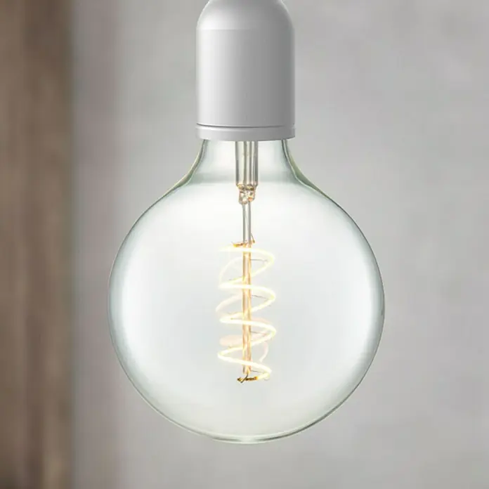 Home Sweet Home LED-Lampe Vintage Globe-Form E27 - E27, Dimmbar, Neutralweiß, 160 lm, 4 W - Nahaufnahme einer dekorativen LED-Glühbirne mit spiralförmigem Glühfaden und weißem Sockel vor einem neutralen Hintergrund.