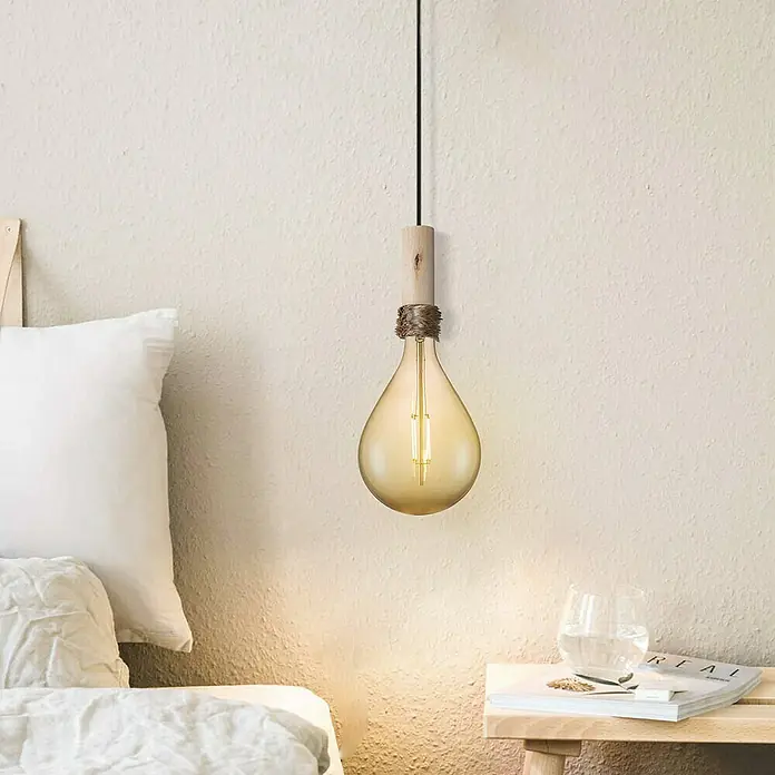 Home Sweet Home LED-Lampe Edison - E27, Dimmbar, Warmweiß, 400 lm, 4 W, Birne - Die moderne Pendelleuchte mit einer Edison-Glühbirne und einem Holzsockel hängt über dem Nachttisch und sorgt für stimmungsvolle Beleuchtung.