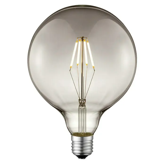 Home Sweet Home LED-Lampe Vintage Globe-Form E27 - E27, Dimmbar, Warmweiß, 120 lm, 4 W - Nahaufnahme einer Vintage-Glühbirne mit Glühfäden, die warmes Licht ausstrahlen, auf schwarzem Hintergrund.