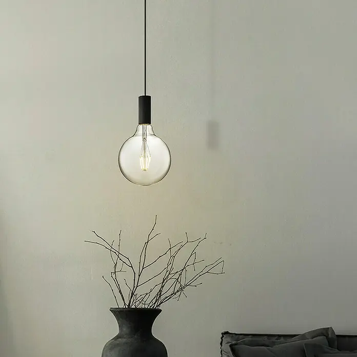 Home Sweet Home LED-Lampe Vintage Globe-Form E27 - E27, Dimmbar, Neutralweiß, 400 lm, 4 W, Globe - Elegante Pendelleuchte mit Edison-Glühbirne. Die Hängelampe in Szene gesetzt, kombiniert mit einem dekorativen Strauß in einer schwarzen Vase.