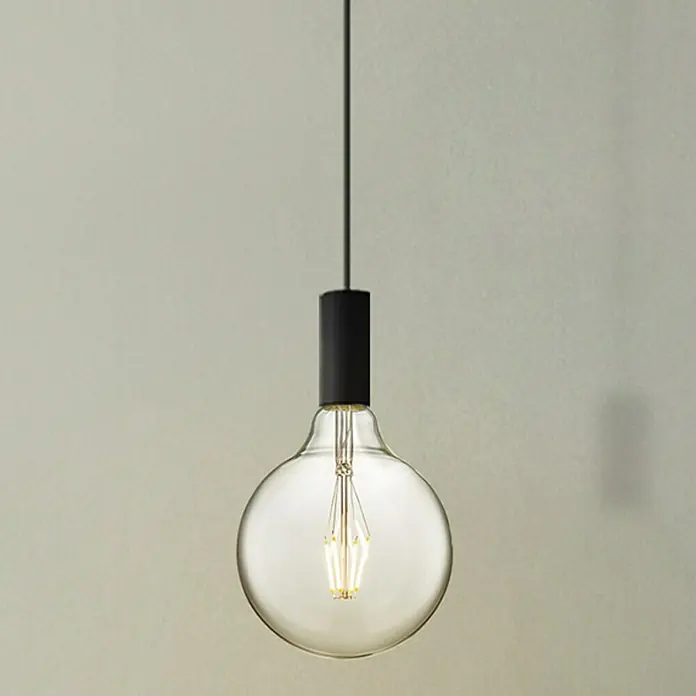 Home Sweet Home LED-Lampe Vintage Globe-Form E27 - E27, Dimmbar, Neutralweiß, 400 lm, 4 W, Globe - Eine einzelne Glühbirnen-Pendelleuchte mit einem klaren, runden Design hängt vor einem schlichten Hintergrund.