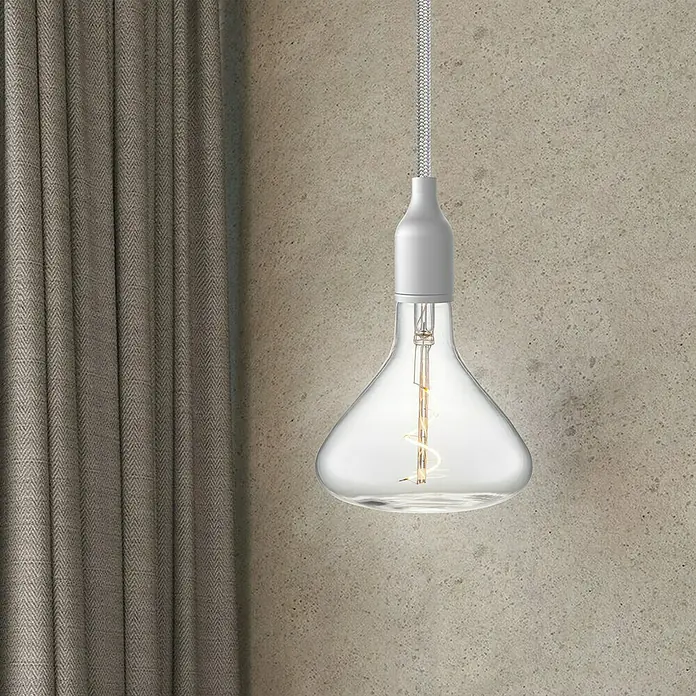 Home Sweet Home LED-Lampe Vintage Globe-Form E27 - E27, Dimmbar, Neutralweiß, 160 lm, 3 W, Farbe: Klar - Eine elegante, klare Glühbirne mit einem glänzenden, weißen Sockel, die von der Decke hängt und ein warmes Licht ausstrahlt.