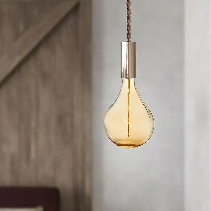 Home Sweet Home LED-Lampe Vintage Globe-Form Flex E27 - E27, Dimmbar, Warmweiß, 140 lm, 4 W, Farbe: Gold - Nahaufnahme einer tropfenförmigen Glühbirne mit gewendeltem Glühfaden, die an einer braunen, gedrehten Schnur von der Decke hängt.