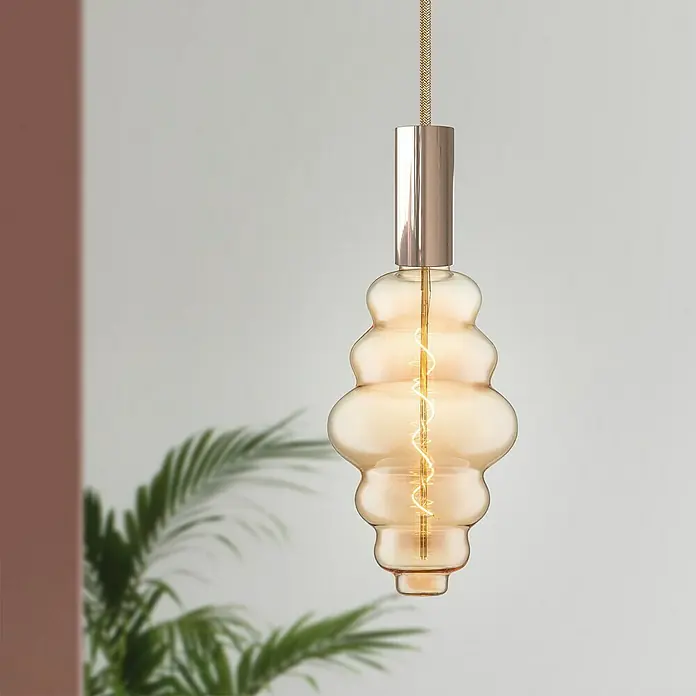 Home Sweet Home LED-Lampe Vintage Globe-Form E27 - E27, Dimmbar, Warmweiß, 140 lm, 4 W, Sonstige - Nahaufnahme einer dekorativen Pendelleuchte mit bernsteinfarbenem, glockenförmigem Glasschirm und einer spiralförmigen Glühbirne im Inneren.