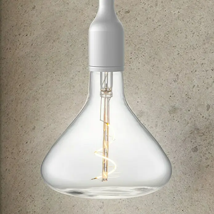Home Sweet Home LED-Lampe Vintage Globe-Form E27 - E27, Dimmbar, Neutralweiß, 160 lm, 3 W, Farbe: Klar - Nahaufnahme einer Glühbirne mit Glühfaden vor einer grauen Wand.