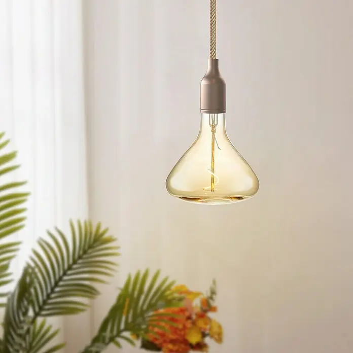 Home Sweet Home LED-Lampe Vintage Globe-Form E27 - E27, Dimmbar, Warmweiß, 130 lm, 3 W, Farbe: Gold - Hängelampe mit einer Glühbirne in Tropfenform, die ein warmes Licht verbreitet. Die Lampe hängt an einem Textilkabel und verleiht dem Raum eine gemütliche Atmosphäre.