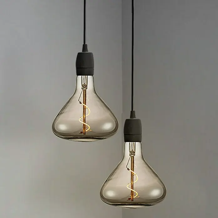 Home Sweet Home LED-Lampe Vintage Globe-Form E27 - E27, Dimmbar, Warmweiß, 20 lm, 3 W, Farbe: Smoky - Zwei auffällige Pendelleuchten mit dekorativen Glühbirnen und rauchfarbenem Glas vor einem neutralen Hintergrund.
