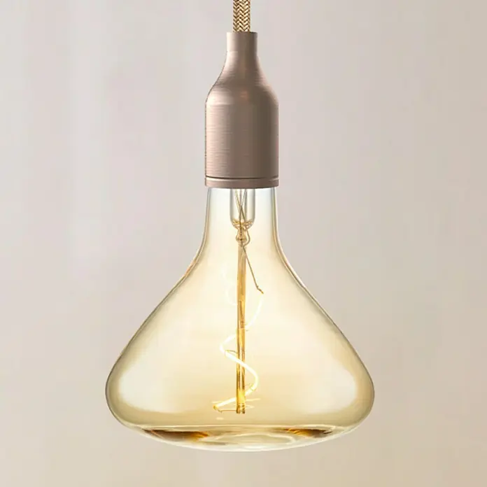 Home Sweet Home LED-Lampe Vintage Globe-Form E27 - E27, Dimmbar, Warmweiß, 130 lm, 3 W, Farbe: Gold - Nahaufnahme einer stilvollen Glühbirne mit einem bronzefarbenen Lampensockel und einem spiralförmigen Glühfaden.