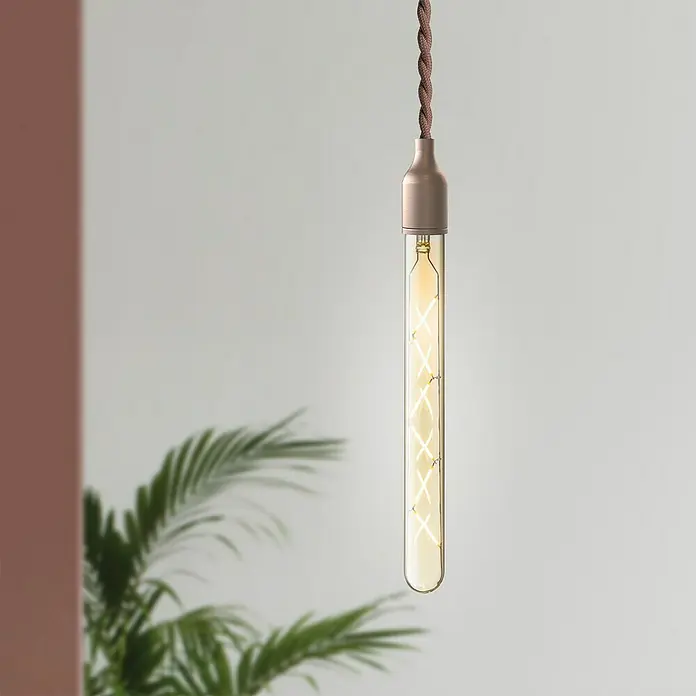 Home Sweet Home LED-Lampe Vintage Globe-Form E27 - E27, Dimmbar, Warmweiß, 330 lm, 5 W, Farbe: Gold - Hängelampe mit einer länglichen Glühbirne und braunem Textilkabel, die ein warmes Licht ausstrahlt.