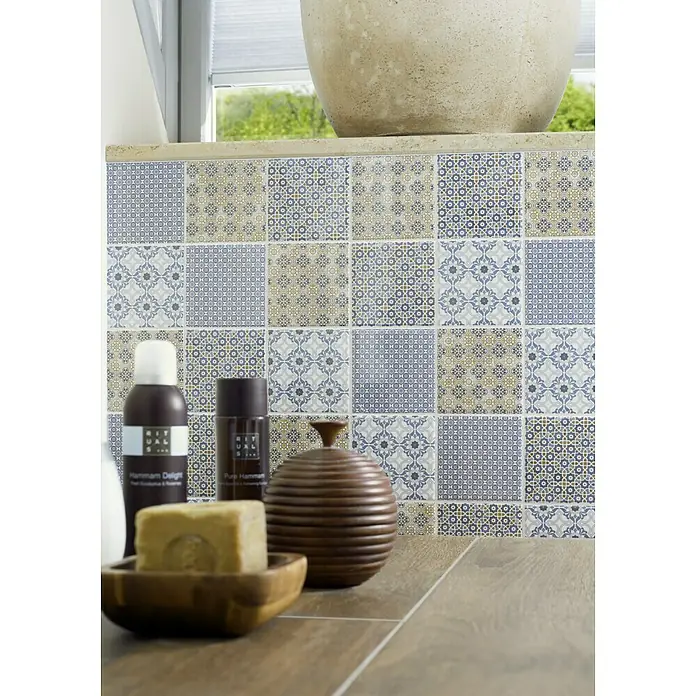 Mosaikfliese Quadrat Classico Mix - 29,8 x 29,8 cm, Mehrfarbig, Glänzend - Nahaufnahme von verzierten Fliesen in Blau und Beige hinter Badaccessoires, die eine elegante Badezimmeratmosphäre schaffen.