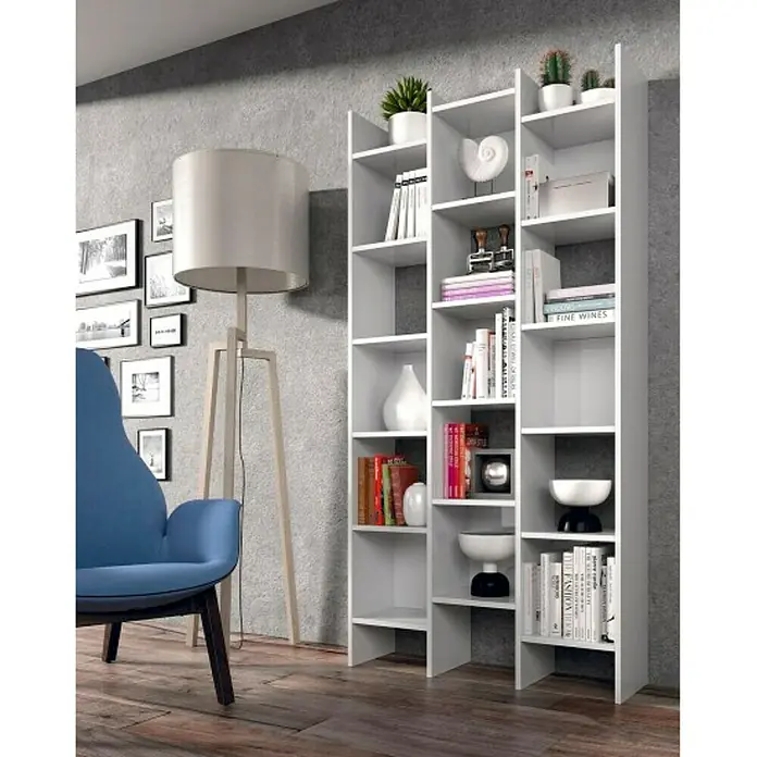 Estantería de madera Italian - Al x An x Pr: 192 x 96 x 25 cm, Número de baldas: 15 ud., Atornillado, Blanco - Esta imagen muestra una librería blanca moderna con diversos objetos decorativos y libros en un interior elegante.