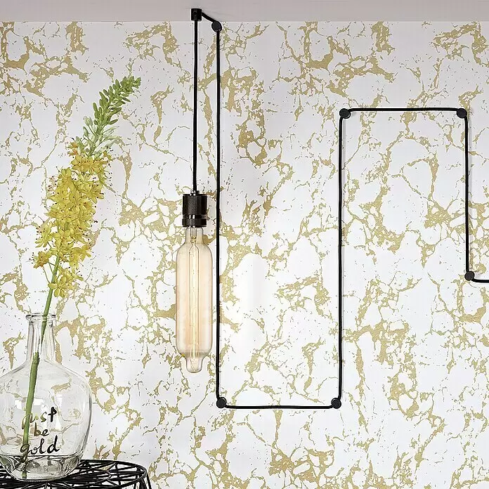 Home Sweet Home LED-Lampe Edison - E27, Dimmbar, Warmweiß, 250 lm, 5 W, Kapsel - Dekorative lange Glühbirne mit schwarzem Kabelsystem an einer gemusterten Wand.