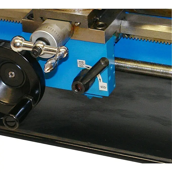 Güde Drehmaschine GMD 400 - 370 W, Spindelkonus: MK3 - Detailaufnahme einer Drehmaschine mit Bedienelementen und Gewindestange.