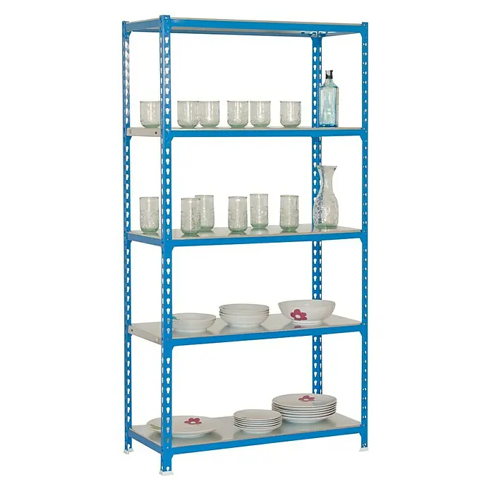 Simonrack Simonclick Metallregal Simonclick Plus - H x B x T: 200 x 100 x 30 cm, Traglast pro Boden: 180 kg, Anzahl Böden: 5 Stk., Stecken, Blau/Silber - Blauer Schwerlastregal mit fünf Ebenen, befüllt mit Gläsern, einer Flasche, einer Karaffe und verschiedenen Tellern.