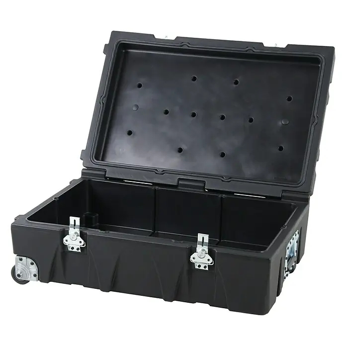 Hepco & Becker Aufbewahrungs- & Transportbox Strongmate 2002 - L x B x H: 590 x 880 x 320 mm, 83 l, High Density Polyethylen (HDPE) - Geöffnete schwarze Transportbox mit Rollen, ideal für den sicheren Transport verschiedener Gegenstände.