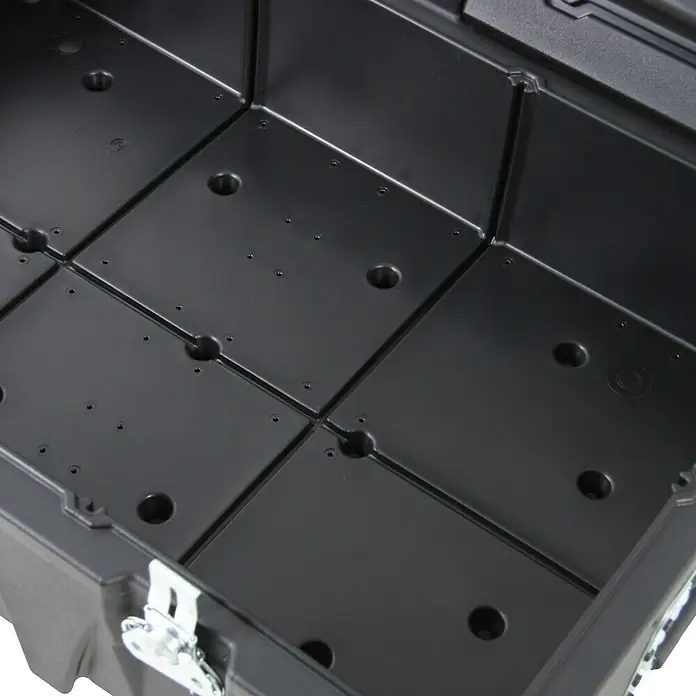 Hepco & Becker Aufbewahrungs- & Transportbox Strongmate 2002 - L x B x H: 590 x 880 x 320 mm, 83 l, High Density Polyethylen (HDPE) - Innenansicht einer leeren schwarzen Werkzeugkiste mit Facheinteilung und Löchern zur individuellen Anpassung für Werkzeuge und Zubehör.
