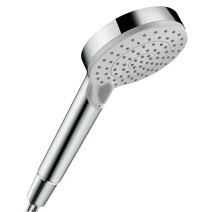 Hansgrohe Vernis Blend Handbrause Vario - Chrom - Nahaufnahme eines verchromten Handbrausekopfes mit mehreren Düsen vor einem schwarzen Hintergrund.