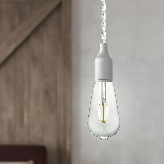Home Sweet Home LED-Lampe - E27, Dimmbar, Neutralweiß, 700 lm, 6 W, Farbe: Klar - Nahaufnahme einer eleganten LED-Glühbirne mit dekorativem Glühfaden und gedrehtem Kabel.