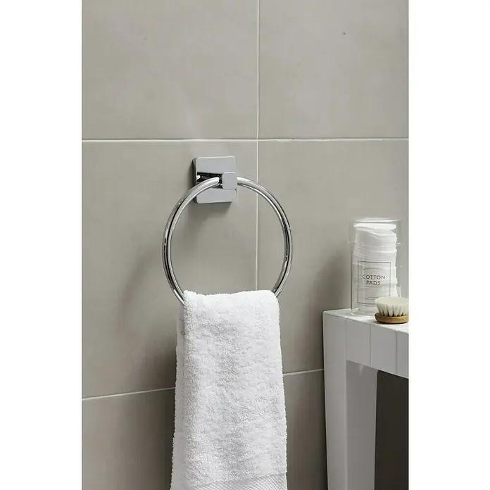 Tatay Kalo Toallero de anilla - Ancho: 19,5 cm, Cromo - Un toallero de cromo con una toalla blanca cuelga en una pared de baño gris. Accesorios de baño prácticos con un estilo moderno.