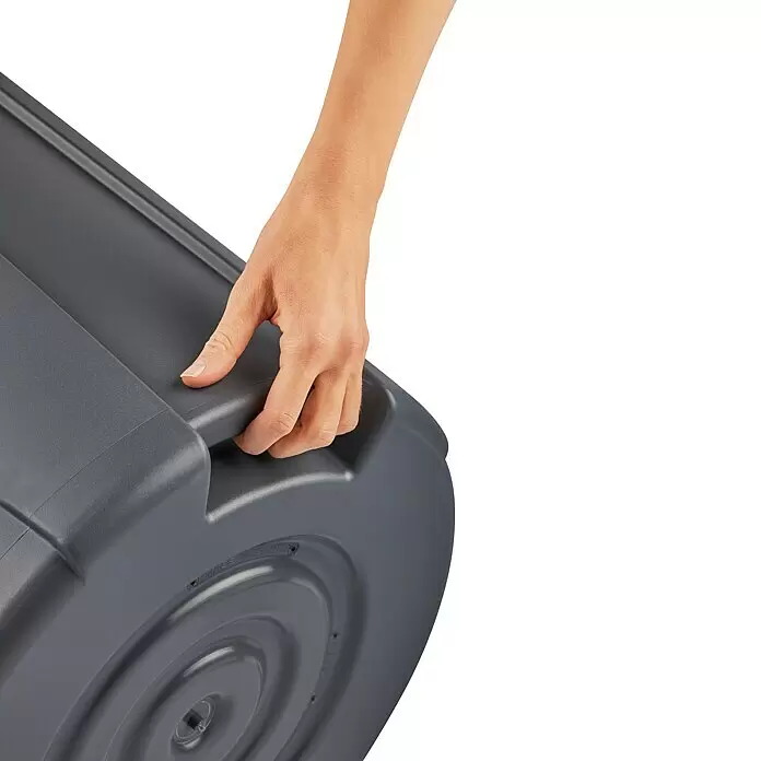 Rotho Standard-Mülleimer Titan - 85 l, Kunststoff, Grau - Hand hält den unteren Griff eines dunkelgrauen Plastikbehälters zum einfachen Heben.