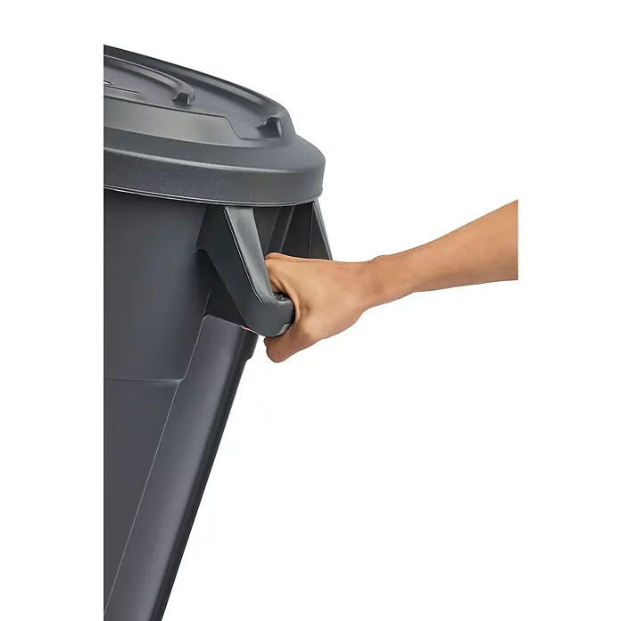 Rotho Standard-Mülleimer Titan - 85 l, Kunststoff, Grau - Detailaufnahme einer grauen Mülltonne mit Deckel, an deren Griff eine Hand zu sehen ist. Die Tonne steht auf einem weißen Untergrund.