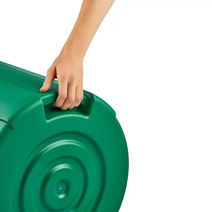 Rotho Standard-Mülleimer Titan mit Deckel - 85 l, Kunststoff, Kompostgrün - Eine Hand hält den Griff eines grünen Plastikbehälterdeckels.