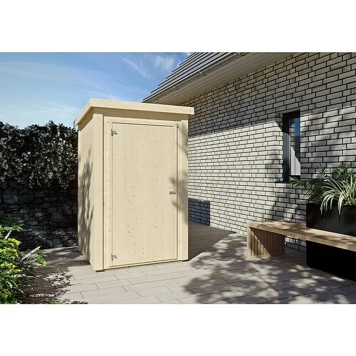 Gerätehaus Salo II - Außenmaß inkl. Dachüberstand (B x T): 135 x 134 cm, Holz, Natur - Außenaufnahme eines Holzgartenschranks mit einer Tür, der sich für die Aufbewahrung von Gartengeräten eignet und sich harmonisch in den Außenbereich einfügt.