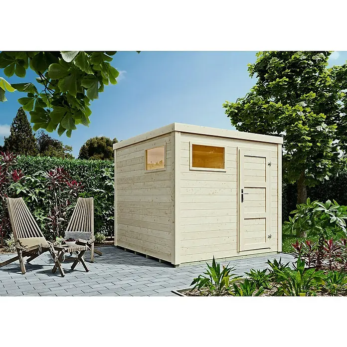 Gerätehaus Kubus - Außenmaß inkl. Dachüberstand (B x T): 237 x 242 cm, Holz, Natur - Helles Holzgartenhaus mit Fenster und Tür in einem Garten mit Stühlen und Tisch. Perfekt für die Aufbewahrung oder als Hobbyraum.