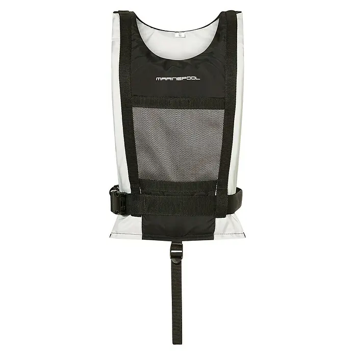 Marinepool Schwimmweste - 40 kg, 50 N, Schwarz/Grau - Eine Schwimmweste in Schwarz-Weiß mit dem Aufdruck "MARINEPOOL" und verstellbaren Riemen für sicheren Halt beim Wassersport.