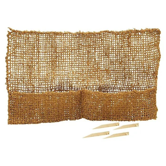 Oase Böschungstasche - L x H: 100 x 80 cm, Geeignet für: Gartenteiche, Kokos - Ein braunes, geflochtenes Erosionsschutznetz mit Holzpflöcken zur Befestigung auf einer schwarzen Oberfläche.