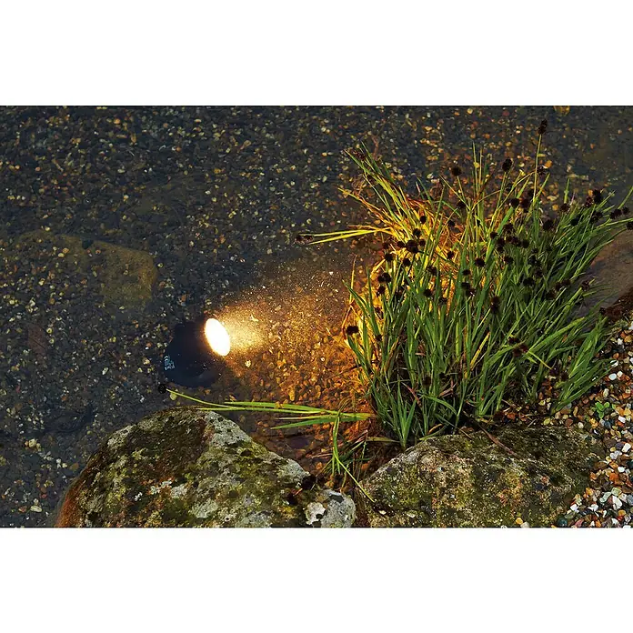 Pontec Teichbeleuchtung PondoStar Set 3 - 1 W, Mit Trafo - Der Gartenfokus-LED-Strahler taucht einen Gartenteich in warmes Licht und akzentuiert die Uferbepflanzung.
