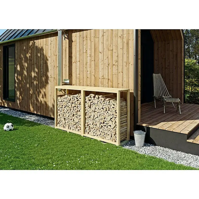 Kaminholzregal - 194 x 43 x 110 cm, Holz, Natur - Eine Holzlege aus hellem Holz ist gefüllt mit geschnittenem Holz und steht vor einer Holzwand mit Fenster und einer Stahlsäule.