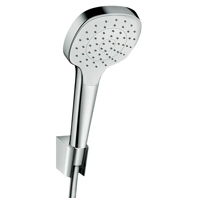 Hansgrohe Brause-Set Croma Select E 110 - Anzahl Strahlarten: 1 Stk., Durchmesser Handbrause: 11 cm, Chrom, Länge Brauseschlauch: 125 cm - Nahaufnahme eines verchromten Handbrausekopfes mit Brauseschlauch und Wandhalterung vor schwarzem Hintergrund.