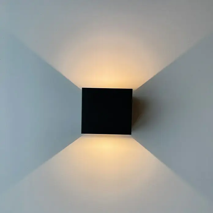 Fischer & Honsel Wandleuchte Thore - 6 W, L x B x H: 31 x 20 x 13 cm, schwarz matt - Quadratische schwarze Wandleuchte, die warmes Licht nach oben und unten abstrahlt und eine moderne Atmosphäre schafft.