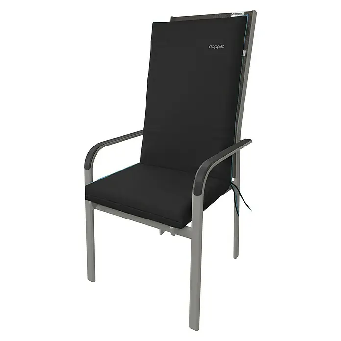 Doppler Sitzauflage Nature - Anthrazit, Hochlehner, L x B x H: 119 x 48 x 6 cm, Polyester - Ein stilvoller, grauer Gartenstuhl mit schwarzen Polstern und Armlehnen. Die Marke "Doppler" ist auf dem Sitzkissen zu sehen.