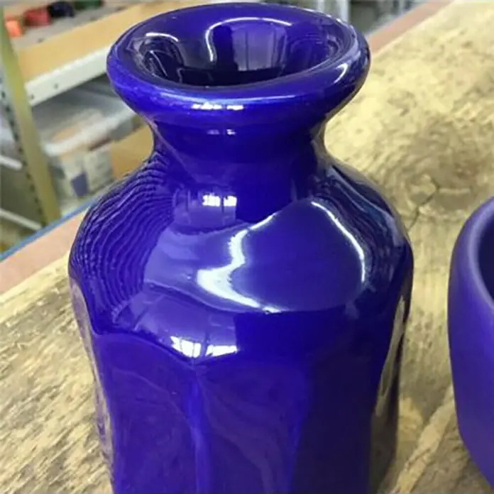 Esmalte de color Botz - Azul royal, 200 ml - Primer plano de un jarrón de cerámica azul cobalto brillante con una forma bulbosa y un cuello delicado, perfecto como pieza decorativa.