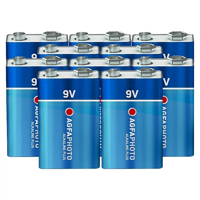 Agfaphoto Batterie - 9-Volt-Block, Alkali-Mangan, 9 V, 10 Stk. - Nahaufnahme einer Gruppe von 9V AgfaPhoto Alkaline Plus Batterien in einem Rastermuster, die Energie für verschiedene Geräte liefern.