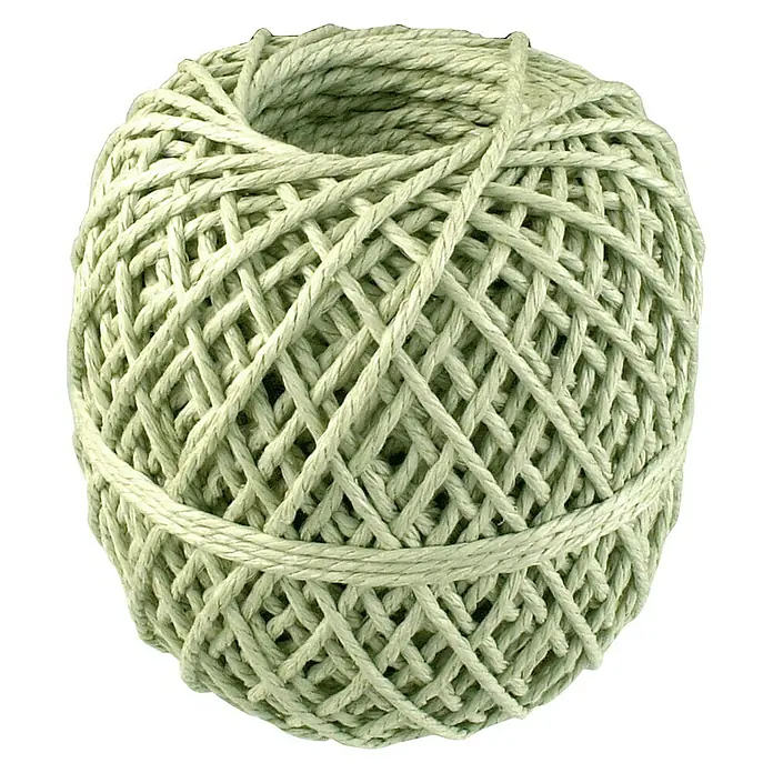 Ovillo de cordel B34050 - Plástico, Natural - Primer plano de una madeja de cordel verde, ideal para envolver regalos o hacer proyectos de manualidades.