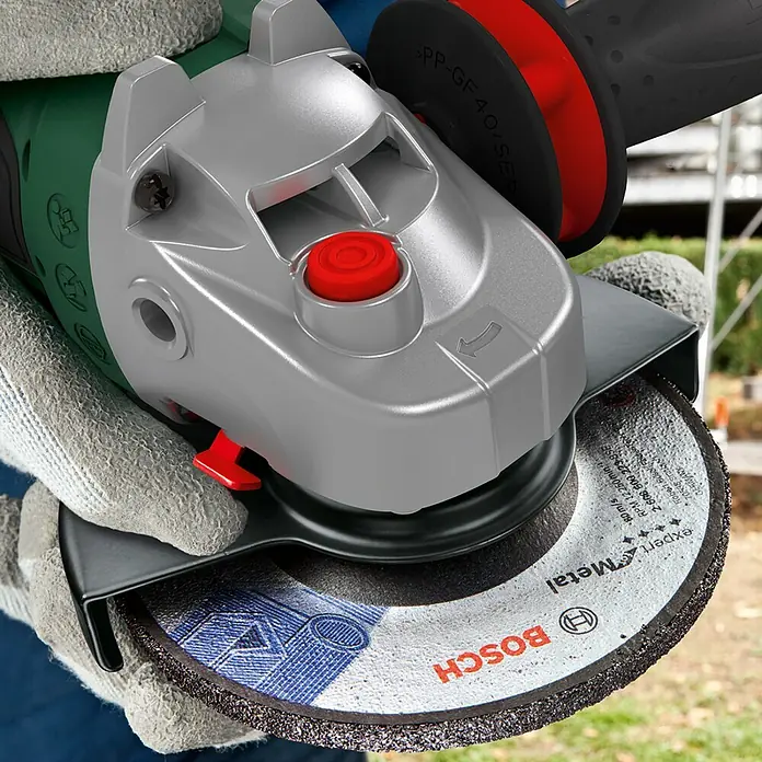 Bosch Power for All 18V Akku-Winkelschleifer AdvancedGrind 18V-80 - 18 V, Ohne Akku, 125 mm, 2.800 U/min - 12.000 U/min - Nahaufnahme eines Bosch Winkelschleifers mit Trennscheibe "Expert for Metal", der von behandschuhten Händen gehalten wird.