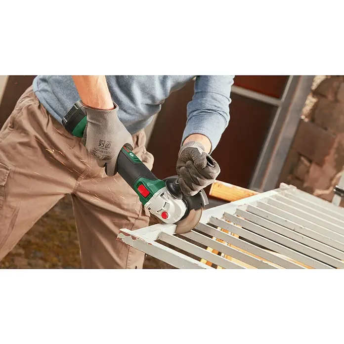 Bosch Power for All 18V Akku-Winkelschleifer UniversalGrind 18V-75 - Ohne Akku, Durchmesser Scheibe: 125 mm - Akkubetriebener Winkelschleifer von Bosch in Aktion, Funken sprühen, während Metall bearbeitet wird. Werkzeug für Heimwerker und Profis.