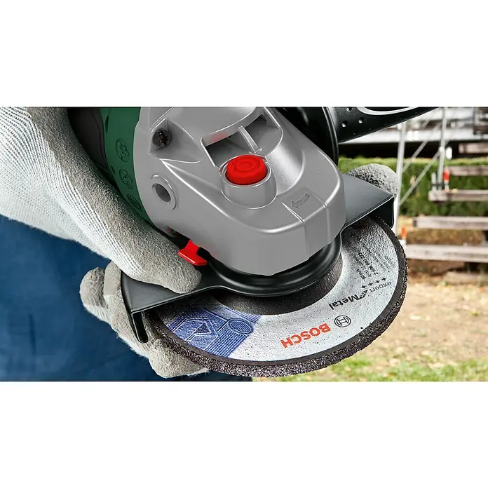 Bosch Power for All 18V Akku-Winkelschleifer UniversalGrind 18V-75 - Ohne Akku, Durchmesser Scheibe: 125 mm - Nahaufnahme eines Bosch Winkelschleifers mit einer Schleifscheibe, der von einer Person mit Handschuhen gehalten wird.