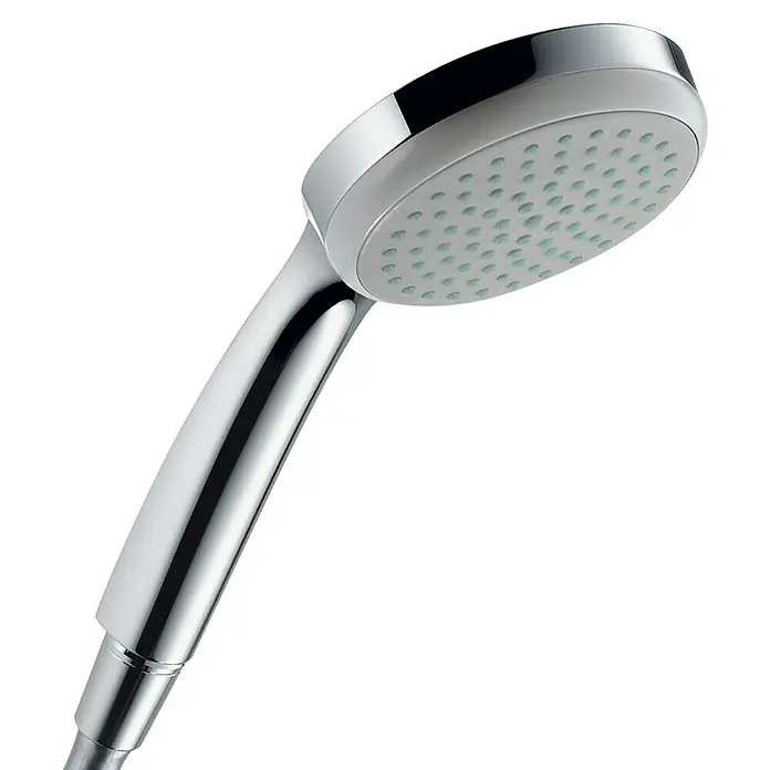 Hansgrohe Croma 100 Handbrause Ecosmart - Anzahl Funktionen: 1 Stk., Chrom - Nahaufnahme eines verchromten Hansgrohe Duschkopfes mit mehreren Düsen vor einem schwarzen Hintergrund.