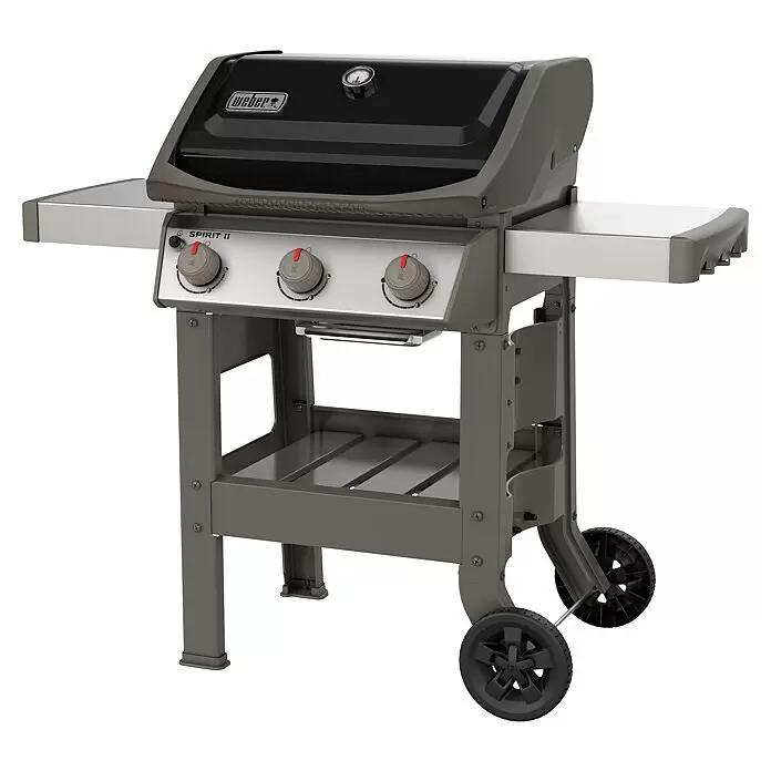 Weber Barbacoa de gas Spirit II E-310 + 7 accesorios - Superficie de la parrilla (An x Pr): 60 x 46 cm, 8,7 kW, Número de quemadores: 3 - Parrilla de gas gris y negra con mesas laterales plateadas, tres mandos de control, termómetro en la tapa y dos ruedas.