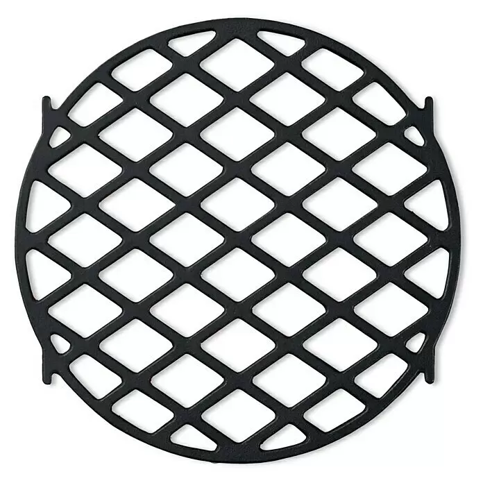 Weber Barbacoa de gas Spirit II E-310 + 7 accesorios - Superficie de la parrilla (An x Pr): 60 x 46 cm, 8,7 kW, Número de quemadores: 3 - Una parrilla redonda de metal negro con un patrón de malla en forma de diamante y dos pequeñas lengüetas laterales.