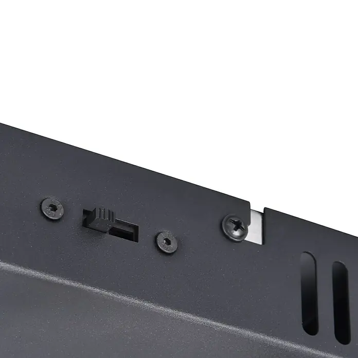 Trio Leuchten Sequence LED-Deckenleuchte - 41 W, L x B x H: 14,5 x 90 x 20,5 cm, Messing matt, Mehrfarbig - Nahaufnahme von einem schwarzen Metallgehäuse mit Schalter und Schrauben, die die Befestigung des Gehäuses zeigen.